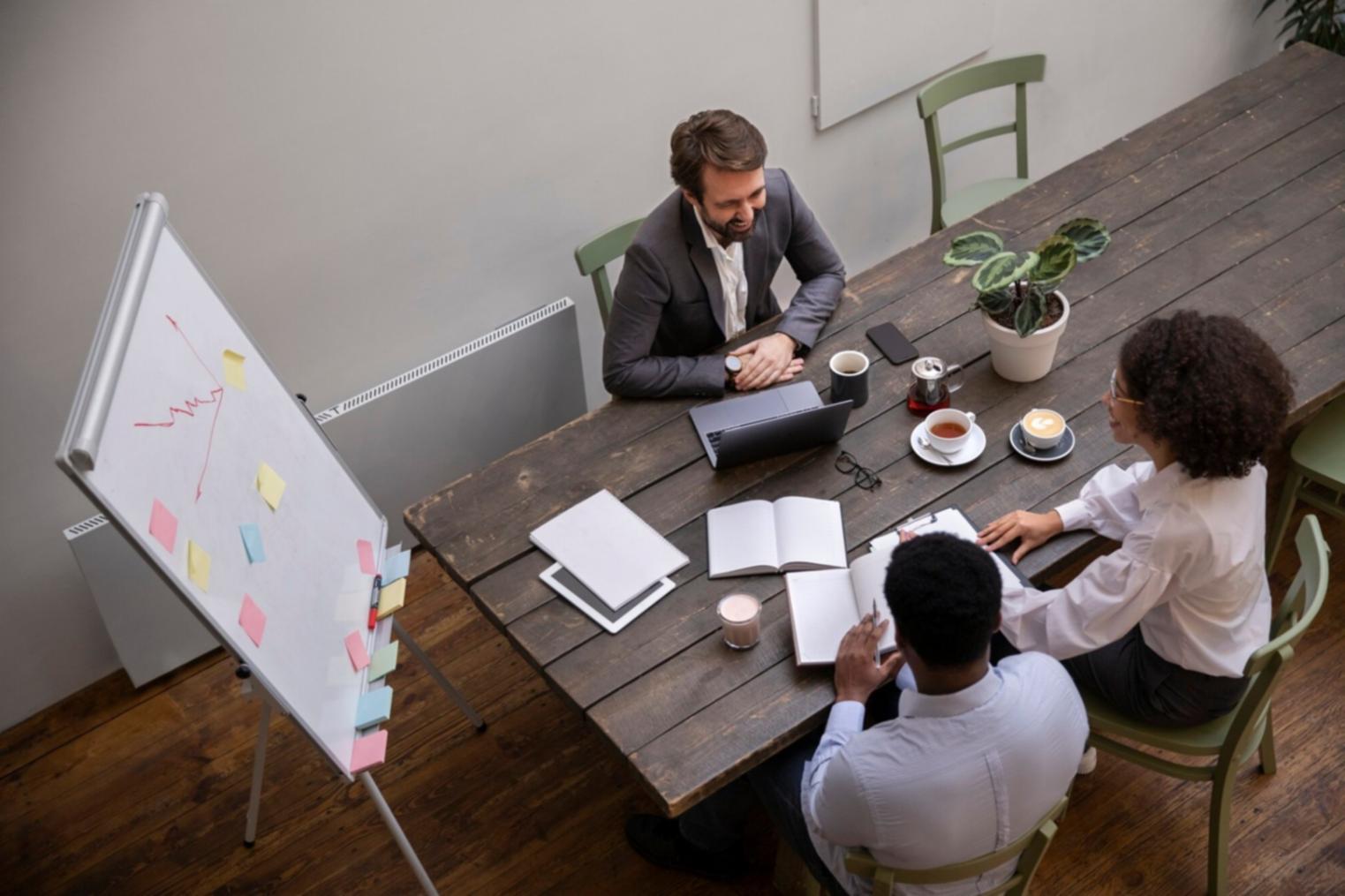 Équipe mediazorquena travaillant ensemble sur des solutions financières innovantes